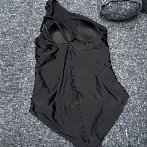 Elegant Black One-Shoulder Swimsuit - Picture 3 of 3